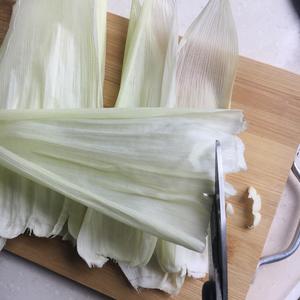 This season, fresh corn husks are just right; trimmed, they provide a hygienic and tasty way to steam dumplings!