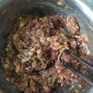 Chop the pork into mince, add soy sauce, vegetable oil, cooking wine, chopped ginger, garlic, chicken essence, and pepper powder, and stir in one direction.