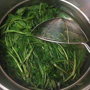 Blanch the water celery in boiling water until it changes color.