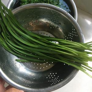 Wash and drain the chives; only a small amount is needed for seasoning.