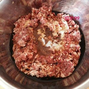 Add an appropriate amount of five-spice powder, salt, light soy sauce, corn oil, and MSG to the minced meat. Mix in a clockwise direction with chopsticks, stirring quickly until the mixture becomes sticky and can be pulled into strands.