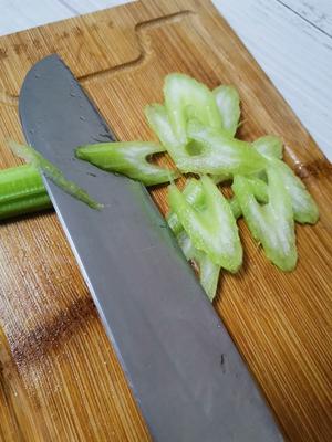 Select one ordinary celery stalk. If using Western celery, just break off the four long outer stalks. After washing, slice the celery at an angle with a sharp knife to increase the surface area for better absorption of flavors.