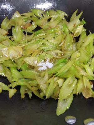 Stir-fry until the celery slices are fully transparent. Add sugar, salt, chicken essence, and chili; stir quickly.