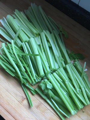 Wash and cut the celery into sections.