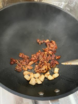 Heat the pan and add the slices of fatty pork. Fry until the fat is rendered and the pork is slightly crispy. Then add the sliced lean pork and stir-fry until it changes color.