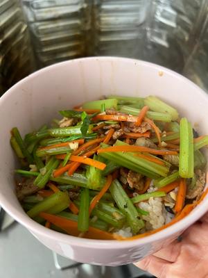 When dining alone, I prefer not to dirty another bowl—just cover the bowl of steamed rice with the celery stir-fry, and enjoy a warm, fragrant meal!