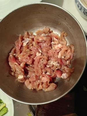 Marinate shredded pork with soy sauce, salt, and cooking wine.