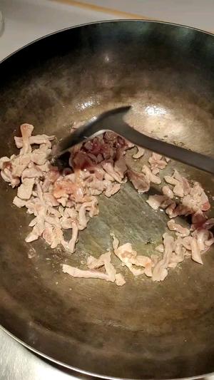 Heat oil in a hot pan and cook the shredded pork until done.