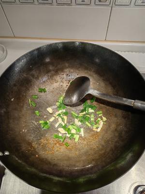 Sauté the ginger and scallions until fragrant.