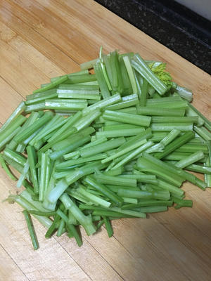 Cut the celery into sections.