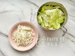 Tear the cabbage leaves into pieces. Cut the cabbage stalks into strips.