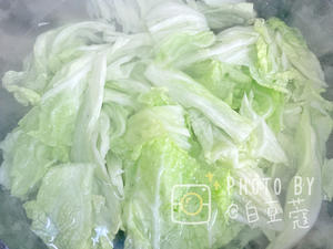 Once the water in the pot is boiling, add the cabbage stalks and cook for 30 seconds before adding the leaves. When the leaves soften, quickly remove them from the pot. Cabbage cooks very quickly, so be careful not to overcook it; otherwise, it will become mushy and lose its fresh sweetness and crunch.