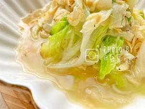 Finally, let’s clarify where the broth comes from. First, the cabbage is blanched, so both the leaves and stalks are wet. Secondly, cabbage is a water-rich vegetable, and the more leaves you use, the more water it releases. For example, in stir-fried vinegar cabbage, quick, high-heat cooking is emphasized to avoid overcooking. So, if you want more broth, use more cabbage leaves and stir-fry a little longer. If you want less broth, stir-fry quickly and remove from the heat.