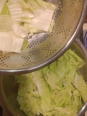 Chop the Chinese cabbage into sections.