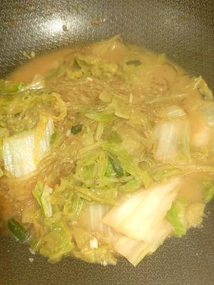 Add salt and chicken essence, keeping an eye on the liquid in the pot to ensure it doesn't dry out. Once the vermicelli is transparent, it's ready to serve.