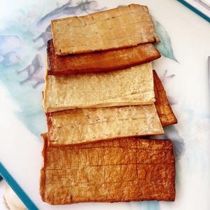 Rinse the smoked tofu and cut it into strips.