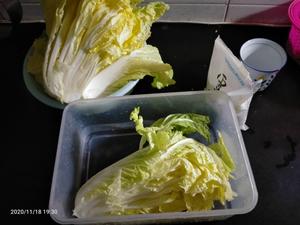 Cut the Napa cabbage into four quarters, rinse briefly, and drain the excess water.