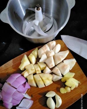 Blend half an onion, half an apple, half a pear, two slices of ginger, and three cloves of garlic until smooth using a meat grinder or food processor.