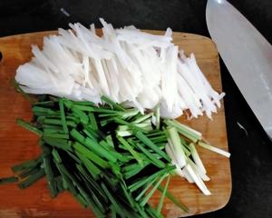 Shred a piece of radish and cut the chives into small sections. It's highly recommended to use chives for better flavor.