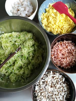 Squeeze the marinated zucchini strips to remove excess moisture, then mix it with the flavored scallions to prevent the zucchini from releasing water. Combine all prepared ingredients, add seasoning, and taste to adjust the saltiness.