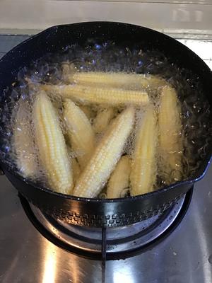 Blanch baby corn, mushrooms, carrots, and black fungus in boiling water.