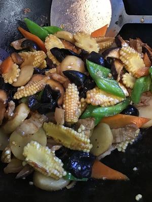 Add chicken powder and oyster sauce, then pour in a little water and continue to stir-fry for a while.