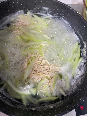 Add dried tofu, sliced gourd, and garlic to boiling water. Cook until the gourd is soft, then add salt, chicken essence, and sesame oil. Done! You can also add some shredded meat for extra flavor. I'm keeping it simple during my fat loss period.