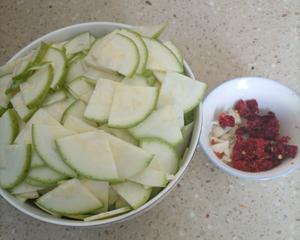 Preparation: Slice the gourd, chop the garlic, and cut the chili into pieces.