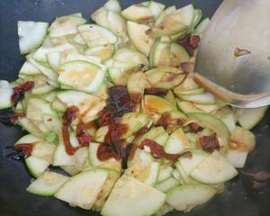 Heat oil in a pan, add the chopped chili to sauté, then add the sliced gourd and stir-fry. Add 1 tablespoon of oyster sauce and 0.5 tablespoon of soy sauce.