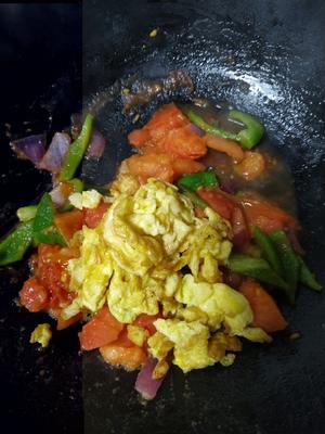 Fold in the scrambled eggs and mix everything well.