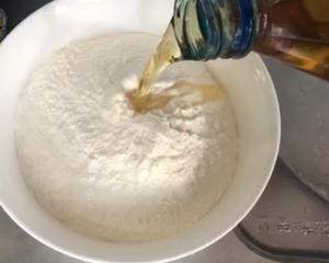 Add an appropriate amount of vegetable oil to the flour.