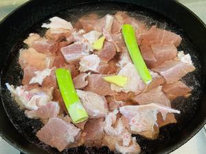 Add a suitable amount of chopped green onions and ginger.