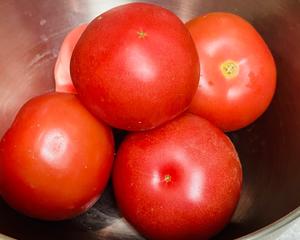 Prepare 1250 grams of tomatoes.