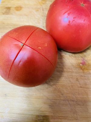 Make a cross incision on the surface of the tomatoes.