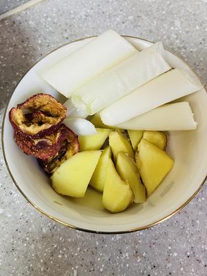 Prepare scallions, ginger, and hawthorn slices.