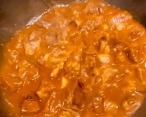 Simmer on low heat for about 90 minutes. If the beef is tender, remove the spice remnants. At this time, add about 5 grams of salt. Add the remaining half of the tomatoes and continue to simmer for another 20 minutes on medium heat.