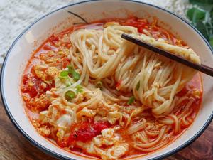 Quick and simple tomato egg noodles are ready to serve.