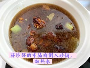 Pour the caramelized beef into the clay pot.