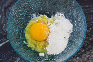 In a bowl, combine the scallop strips, blended lily bulbs, corn, green bamboo shoots, egg, and flour.