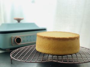 First, bake an 8-inch chiffon cake. For detailed instructions on how to make chiffon cake, check out this link: /recipe/103685904/