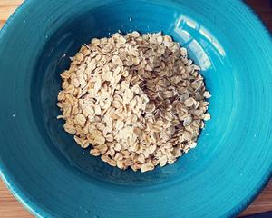 Half a bowl of old-fashioned rolled oats. Since you'll need to stir it later, it's best to use a larger container.