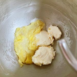 Add the cream cheese, heated durian pulp, and 15 grams of sugar into the mixer and blend until smooth.