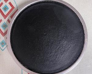 Bring water to a boil in a pot, then place the mold inside. It's recommended to lightly grease the mold to facilitate easy removal later. Alternate pouring the black sesame mixture and the coconut layer, ensuring that each layer has set before pouring the next; otherwise, they may mix together. Consider using two disposable cups to keep each layer uniform. Allow extra time for the final layer.