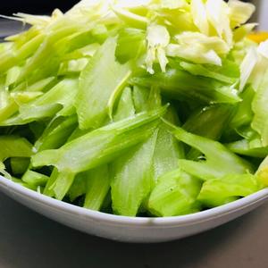 Using the 'peeling' method, you'll quickly have your celery ready.