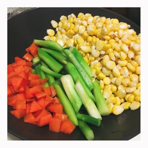 Peel and cut the asparagus diagonally, dice the carrot, and rinse the corn kernels.