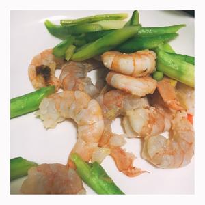 Stir-fry the shrimp and asparagus: heat oil in a pan, sauté garlic and scallions until fragrant, add the shrimp and stir-fry until they change color, then add the asparagus and stir-fry quickly. Once cooked, remove from the pan. No seasoning required.