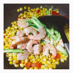 Add the previously stir-fried shrimp and asparagus to the pan and mix well. (No additional salt needed, as the corn's juices will coat the shrimp and asparagus, preserving their fresh flavor.)