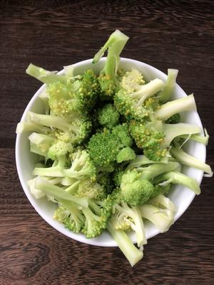 Arrange the broccoli inside a bowl to create a beautiful shape.