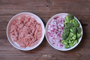 Rinse the beef to remove blood, slice it, and chop the onion and broccoli into small pieces.