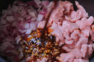 Mix soy sauce, garlic, ginger, brown sugar, and oyster sauce together. Pour into the rice cooker and stir to coat the beef and onion in the sauce.